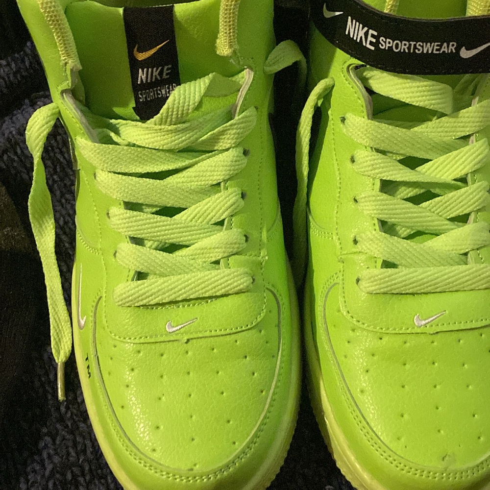 Gently worn tennis shoes!  Nike sport.